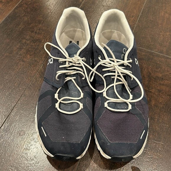 ON Cloud 5 Running Shoe in Midnight / White Size 12.5 main image 12